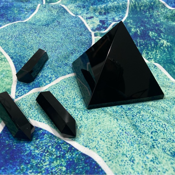 Black crystal pyramid and points - Picture 5 of 9